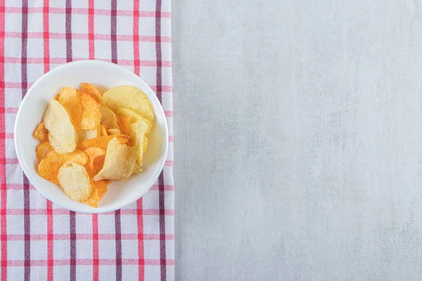 Smakliga Krispiga Chips Placerade Vit Skål Med Bordsduk Högkvalitativt Foto — Stockfoto