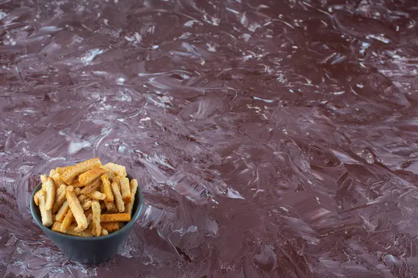 Een Kom Krokante Broodkruimels Marmeren Achtergrond Hoge Kwaliteit Foto — Stockfoto