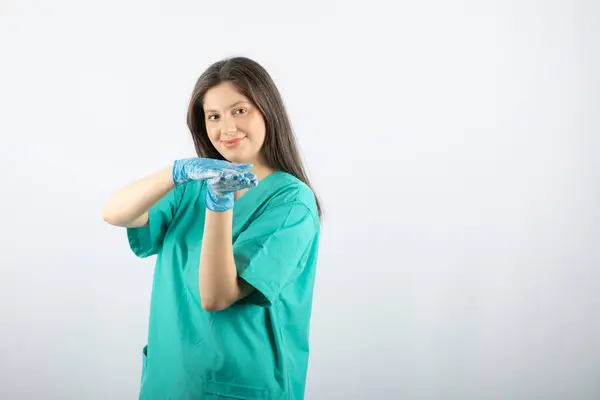 Retrato de uma jovem enfermeira ou médico de uniforme verde posando — Fotografia de Stock