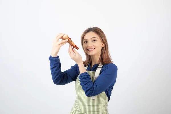 Retrato Mulher Avental Posando Com Fatia Pizza Fundo Branco Foto — Fotografia de Stock