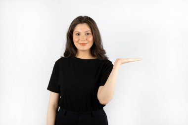 Genç, uzun saçlı, güzel bir kız boş elini kaldırıyor.