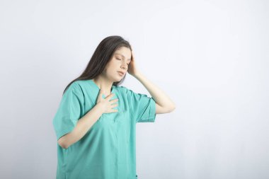 Genç bir sağlık çalışanı hasta ve el hareketi yapıyor.