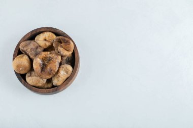 Tahta kasede nefis kuru incirler.