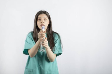 Genç hemşire kameraya dezenfektan tutarken şok oldum.