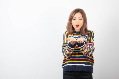 Açık avuç içlerini gösteren genç bir kadın modelin portresi.