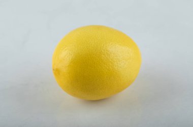 Beyaz arkaplanda taze limon resmi