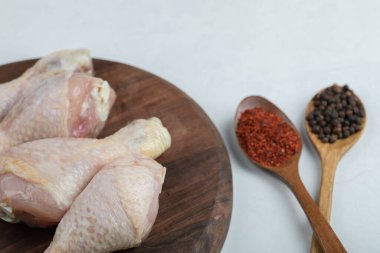 İki kaşık dolusu biber ve çiğ tavuk bacağı.