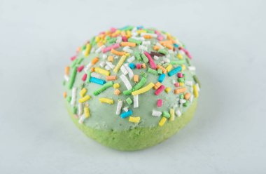 Beyaz arka planda serpiştirilmiş yeşil kurabiye