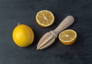 Taze sarı dilimlenmiş ve ahşap bir limonla dolu.