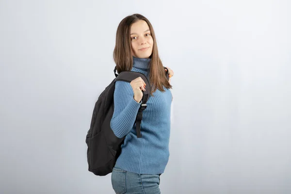 Retrato foto de uma jovem modelo de pé com mochila e posando — Fotografia de Stock