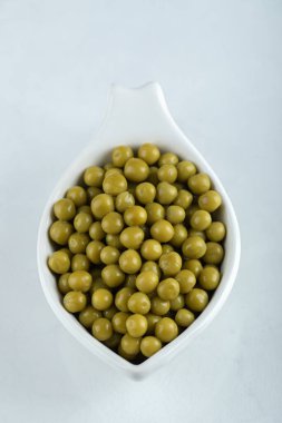 Beyaz arka planda salamura edilmiş zeytin manzarası