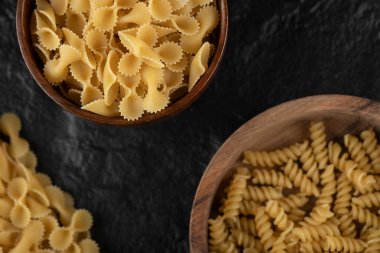 Tahta kaseler dolusu çiğ farfalle tondu ve zührevi makarna.