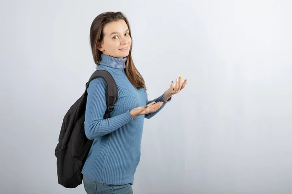 Retrato foto de uma jovem modelo de pé com mochila e posando — Fotografia de Stock