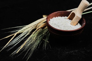 Koyu renkli masada buğdaylı un, kapat.