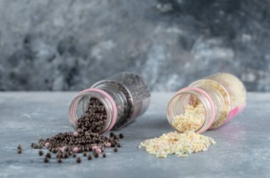 Mermer arka planda süsleme için çikolata ve çikolata parçacıkları