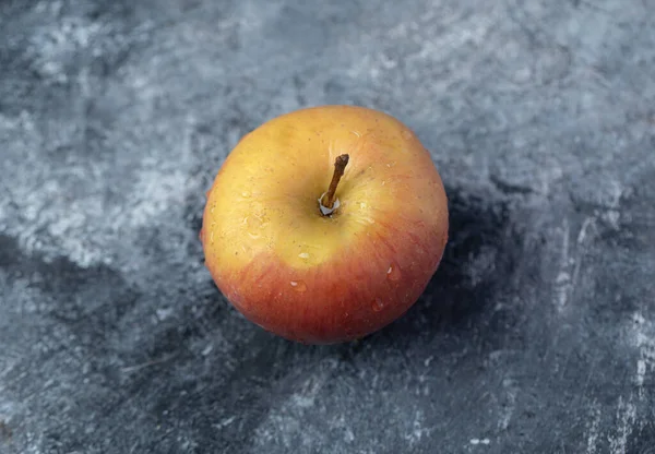 Mermer zeminde taze kırmızı elmalar.