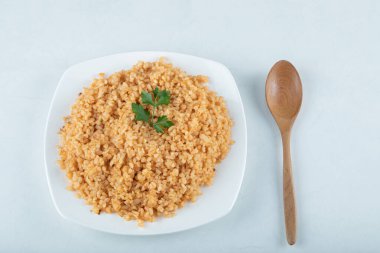 Beyaz tabakta leziz bulgur pilavı.