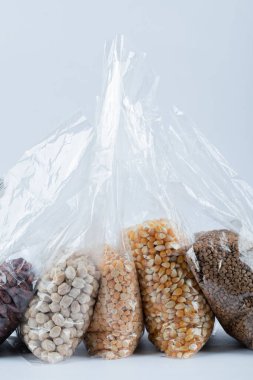 Gri arka planda farklı fasulye çeşitleri var.