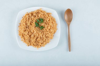 Beyaz tabakta leziz bulgur pilavı.