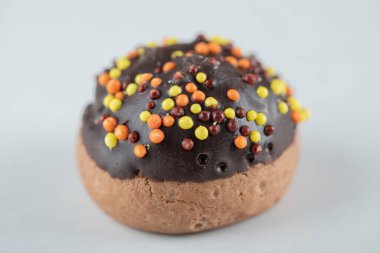 Beyaz arka planda şekerli çikolatalı kurabiye