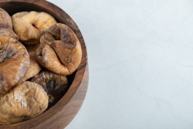 Tahta kasede nefis kuru incirler.