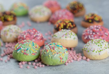 Mermer zemin üzerine serpiştirilmiş renkli kurabiyeler