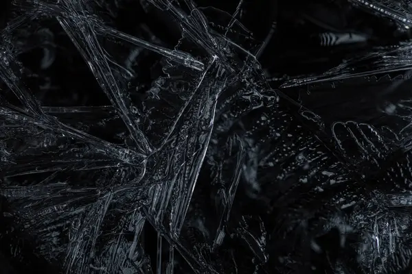 Kekin üzerinde koyu çikolatalı ganache kreması