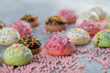 Mermer zemin üzerine serpiştirilmiş renkli kurabiyeler