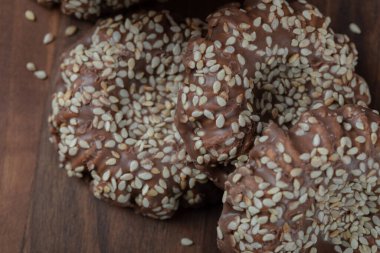 Tahtada izole edilmiş kakaolu susamlı kurabiyeler.