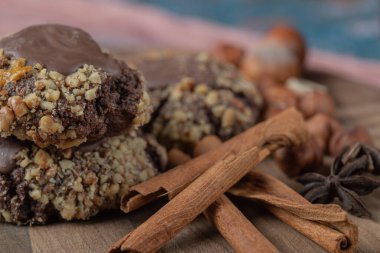 Tahtada tarçın aromalı çikolatalı crocante kurabiyeleri.