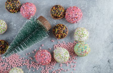 Çam ağacının etrafına serpiştirilmiş kurabiyeler