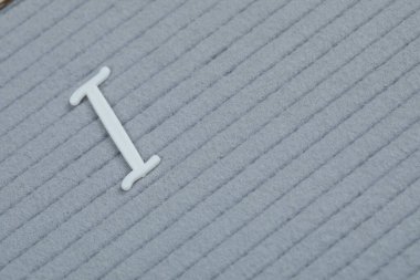 Gri arka plana gömülü bir kelime