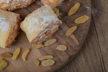 Kuru üzümlü kızarmış kurabiye ve tatlı şeyler.