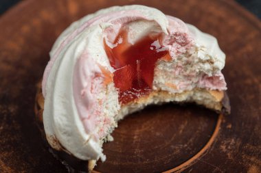 Kahverengi tabakta enfes bir kek.