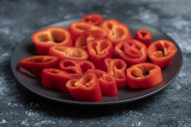 Siyah tabakta dilimlenmiş kırmızı biber.