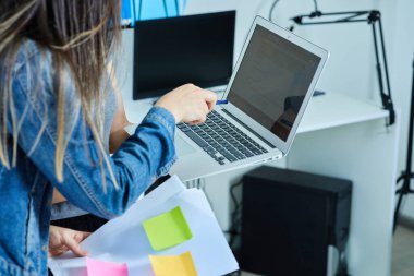 İki güzel iş kadını iş yerinde fikir alışverişinde bulunuyor.