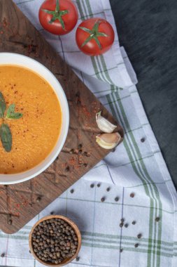 Tahtada domatesli mercimek çorbası.