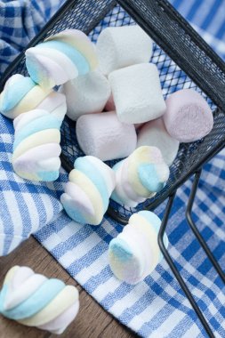 Yerde yumuşak spiral şekilli gökkuşağı şekerlemeleri