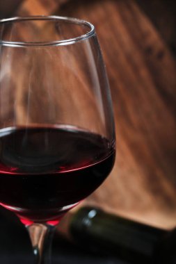 Koyu arkaplanda bir kadeh kırmızı şarap kapat.
