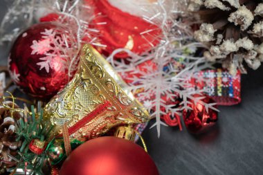 Noel altın çanı ve Noel Baba heykelciği.