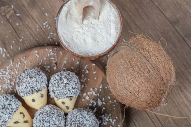 Tahtada meşe konisi şeklinde çikolatalı kurabiyeler.