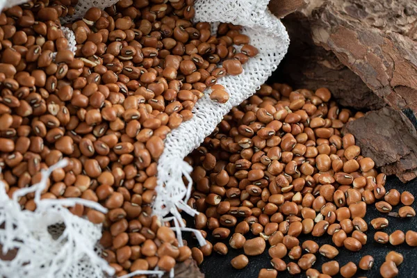 A white burlap with unprepared brown kidney beans — Stock Photo, Image