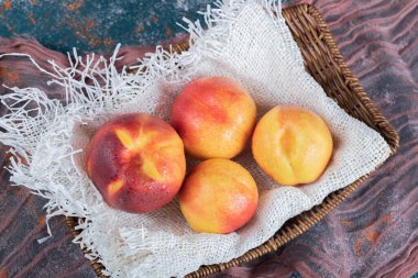 Kırmızı sarı şeftali beyaz bir havlu parçasına izole edilmiş.