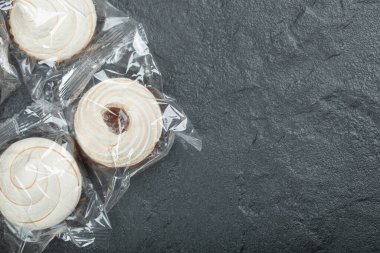 Karanlık arka planda birkaç lezzetli kek.