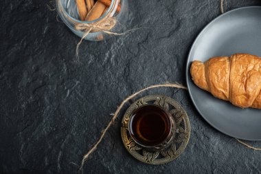 Bir kavanoz dolusu tarçın ve bir fincan çay.