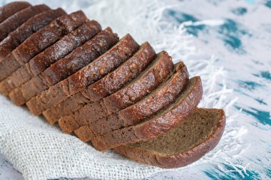 Ekmek dilimli tahta kesme tahtası.