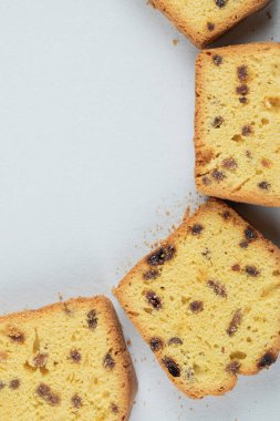 Beyaz arkaplanda izole edilmiş klasik sultana turtası dilimleri