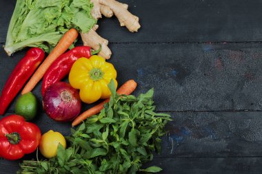 Biber, marul, havuç, limon, limon ve nane.