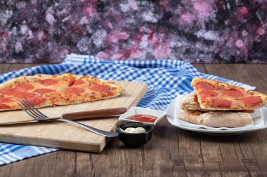 Ev yapımı lezzetli biberli pizza dilimleri.