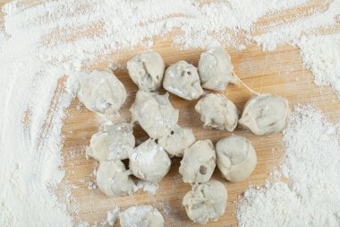 Tahtaya un konmuş çiğ hamur köftesi.